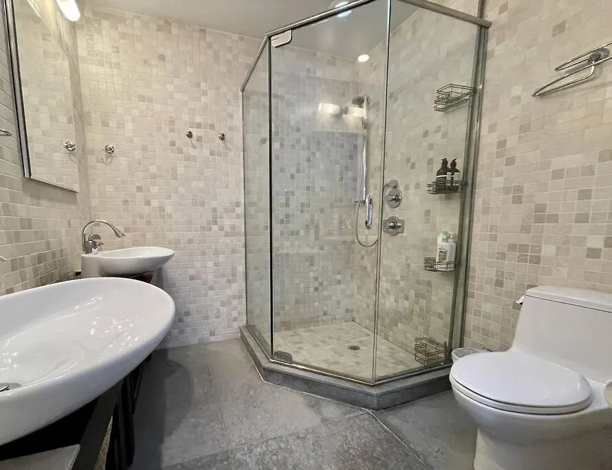 Private Townhome Near Un New York Holiday home