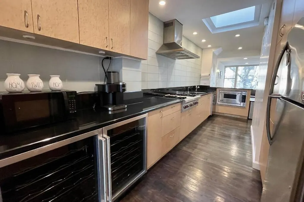 Private Townhome Near Un New York Semesterbostad